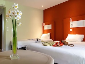 Habitación triple, varias camas | Ropa de cama de alta calidad, escritorio, sistema de insonorización
