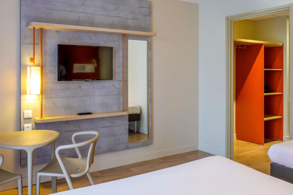 Triple Room, Multiple Beds | Premium bedding, desk, soundproofing, free cribs/infant beds