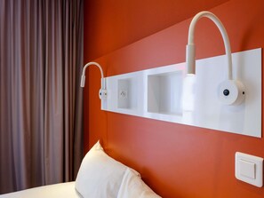 Habitación triple, varias camas | Ropa de cama de alta calidad, escritorio, sistema de insonorización