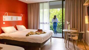 Driepersoonskamer, Meerdere bedden | Luxe beddengoed, een bureau, geluiddichte muren, gratis babybedden