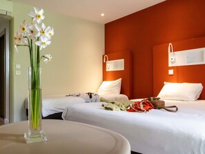 Habitación triple, varias camas | Ropa de cama de alta calidad, escritorio, sistema de insonorización