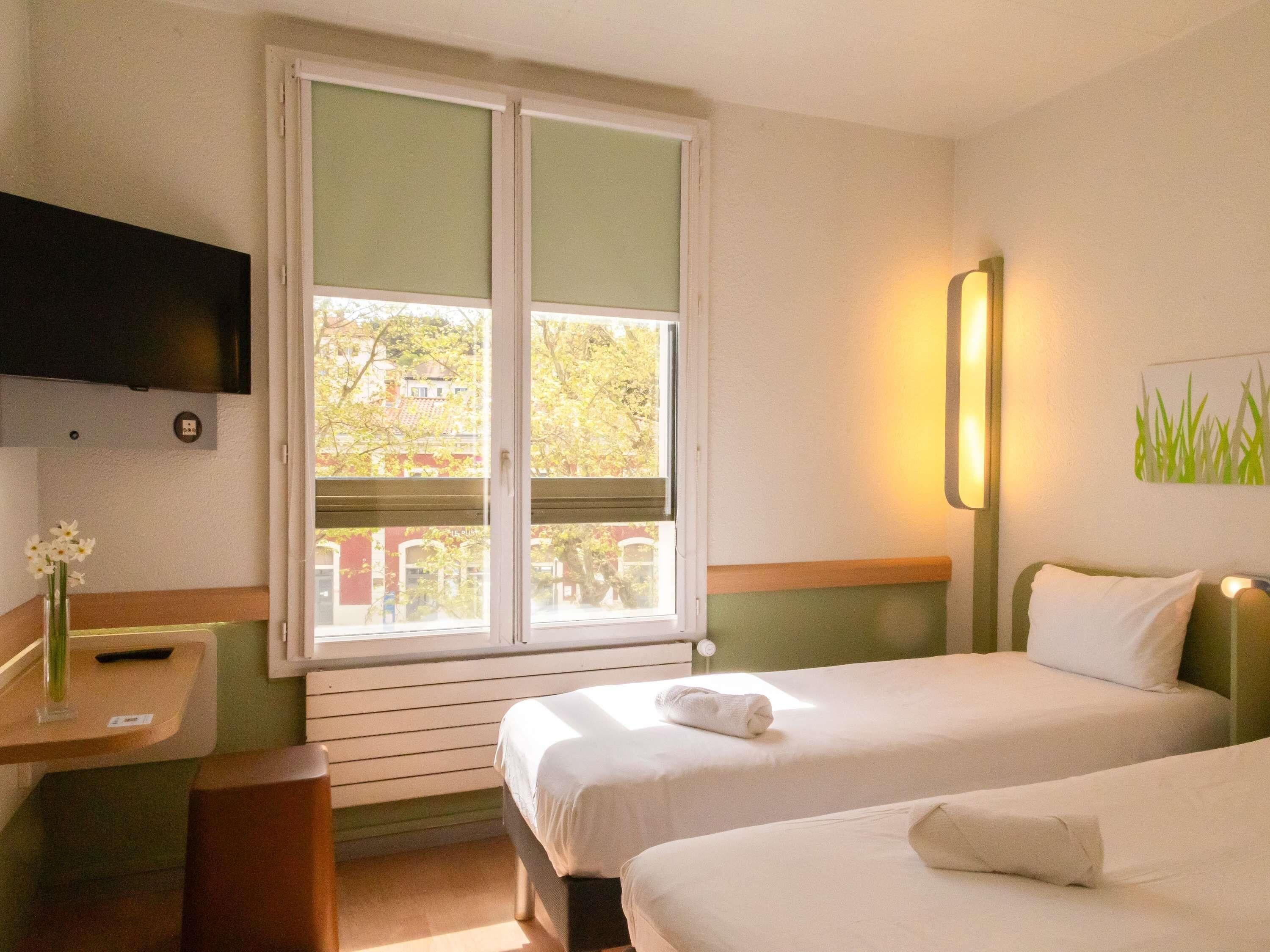 Habitación con 2 camas individuales, 2 camas individuales | Ropa de cama de alta calidad, escritorio, sistema de insonorización