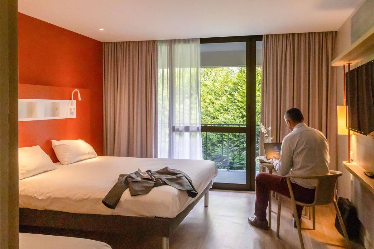 triple room, multiple beds | premium bedding, desk, soundproofing, free cots/infant beds