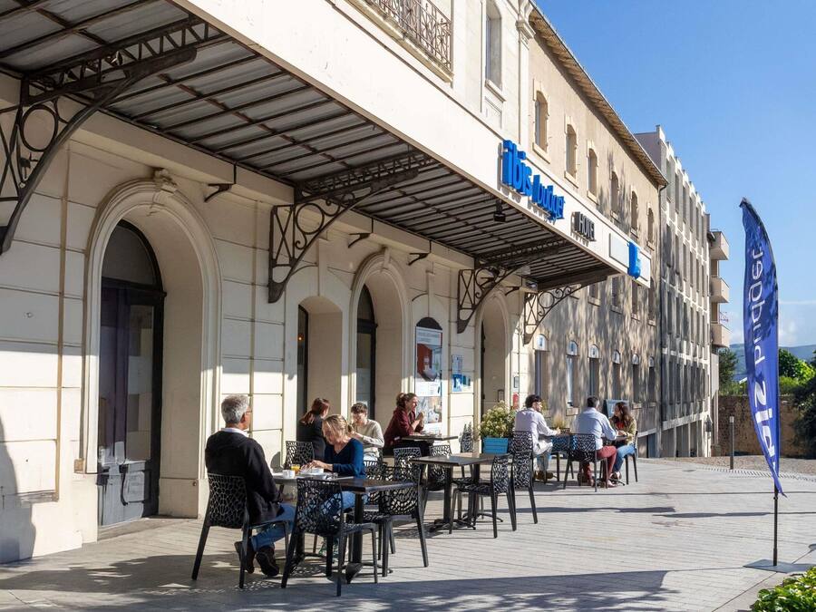 Daily buffet breakfast (EUR 8.90 per person)