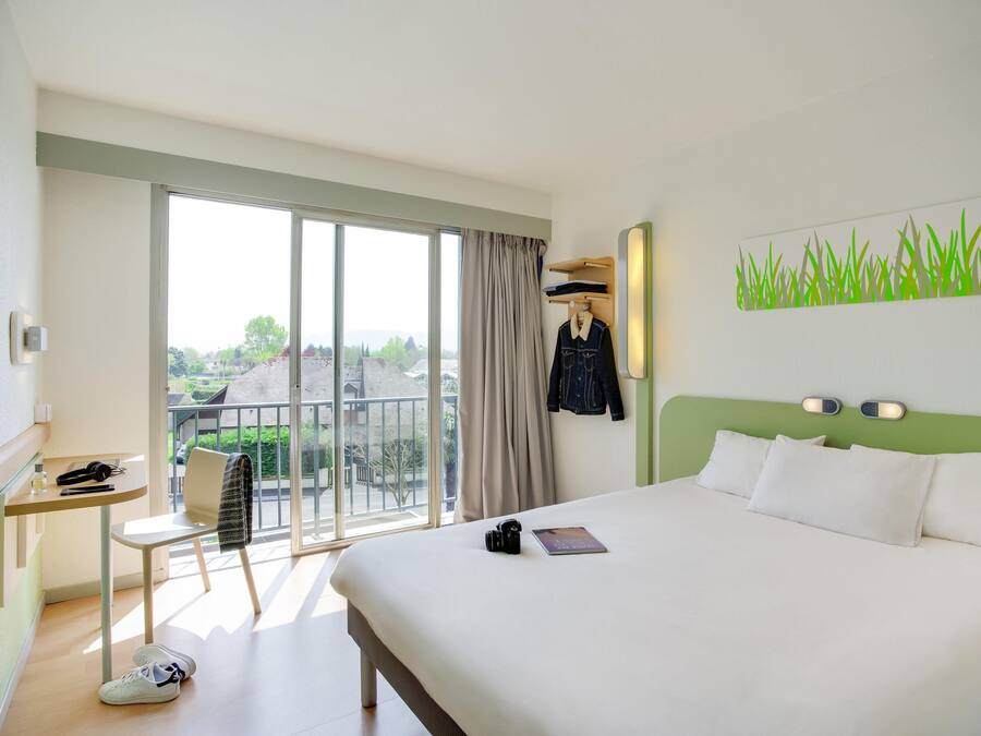 Double Room | Desk, blackout drapes, soundproofing, iron/ironing board