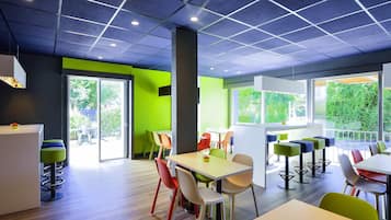 Desayuno buffet todos los días (EUR 9.00 por persona)
