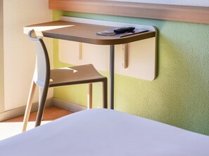 Escrivaninha, cortinas blackout, quartos à prova de som