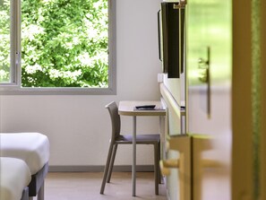 Triple Room, Multiple Beds | Desk, blackout drapes, soundproofing, iron/ironing board - ibis budget Pau Lescar (Lescar)