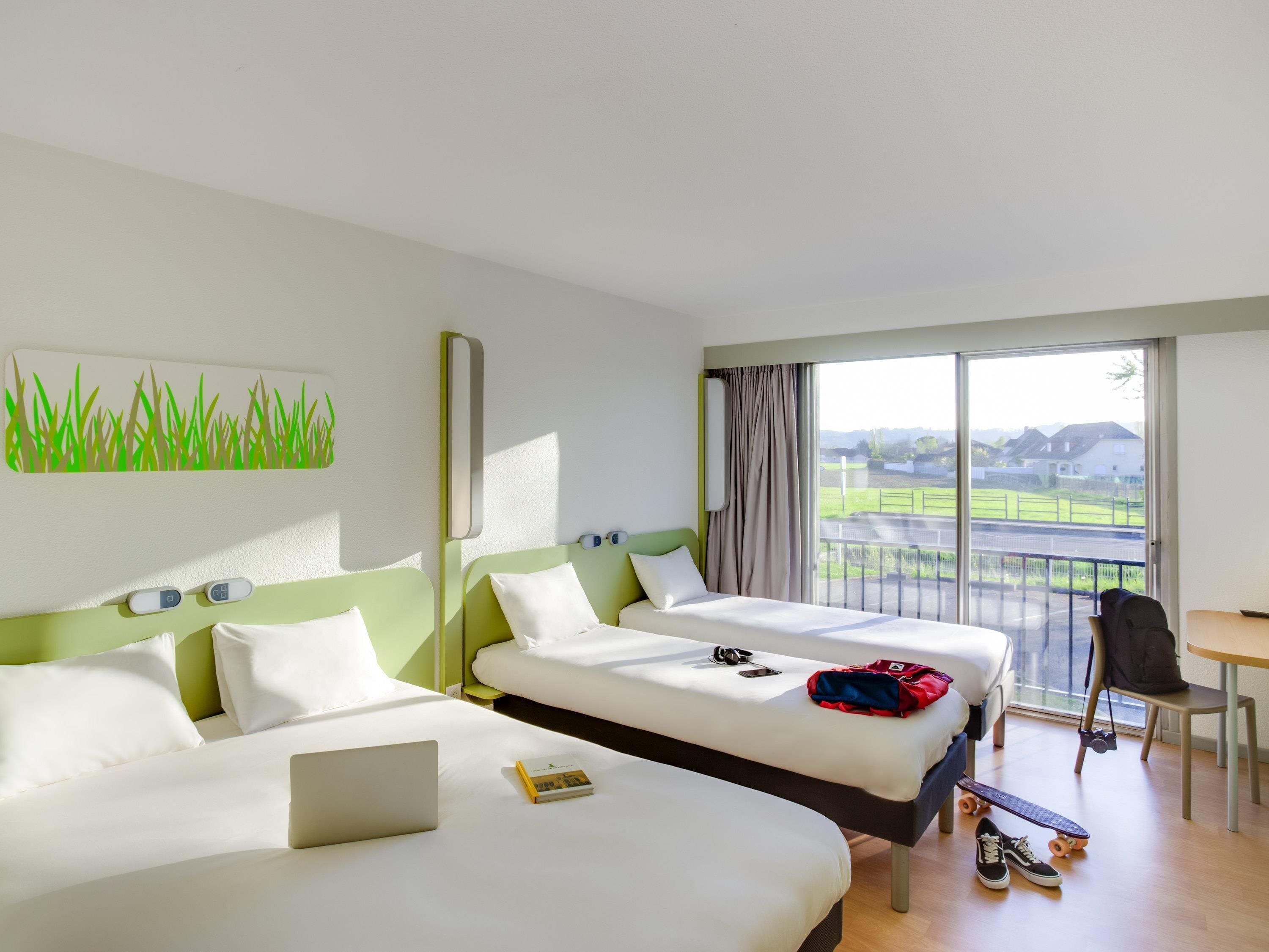 Skrivebord, blendingsgardiner, lydisolert og strykejern/-brett