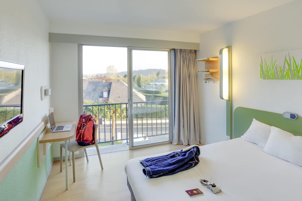 Habitación doble | Escritorio, cortinas blackout y insonorización