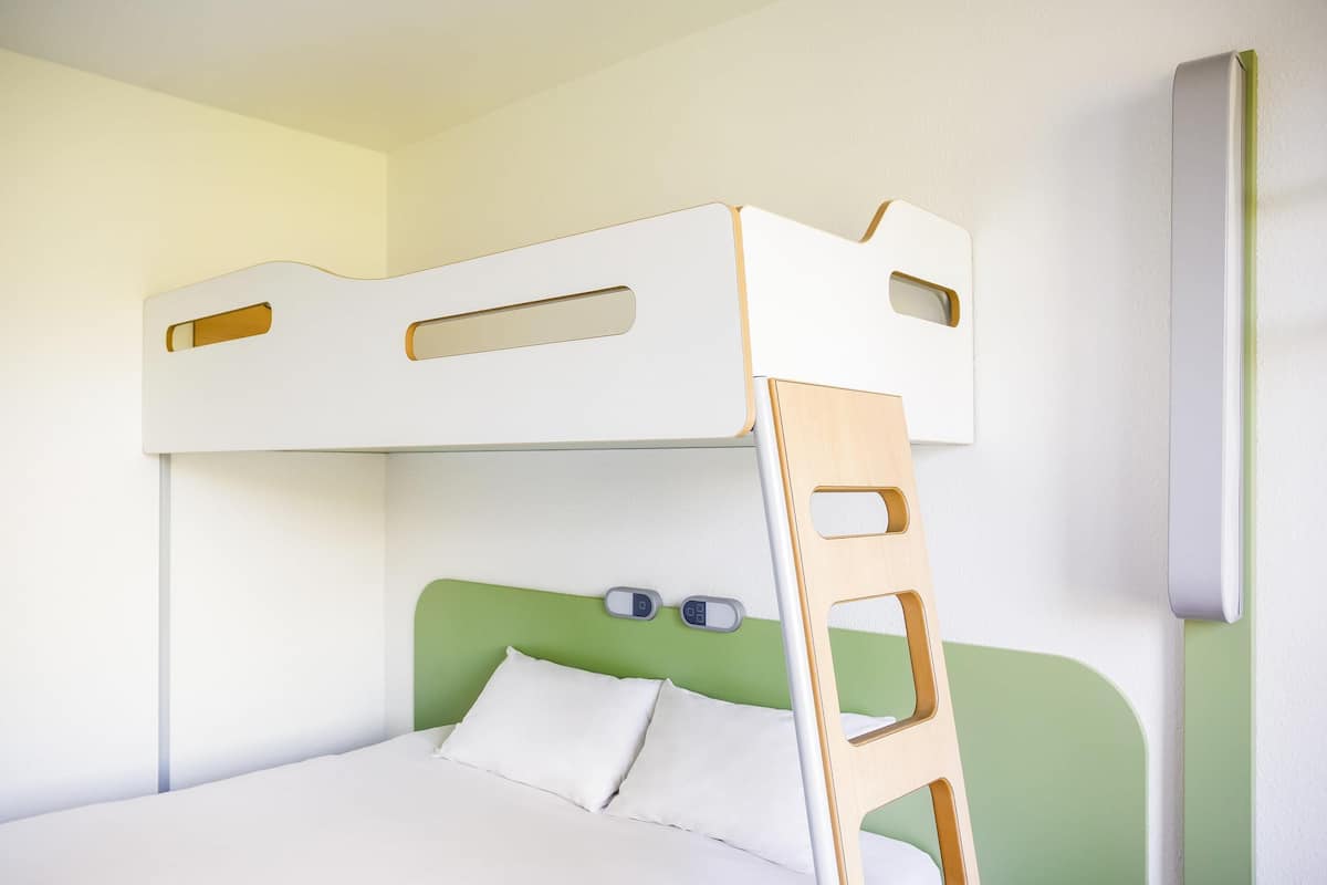 Habitación triple, varias camas | Escritorio, cortinas blackout y insonorización