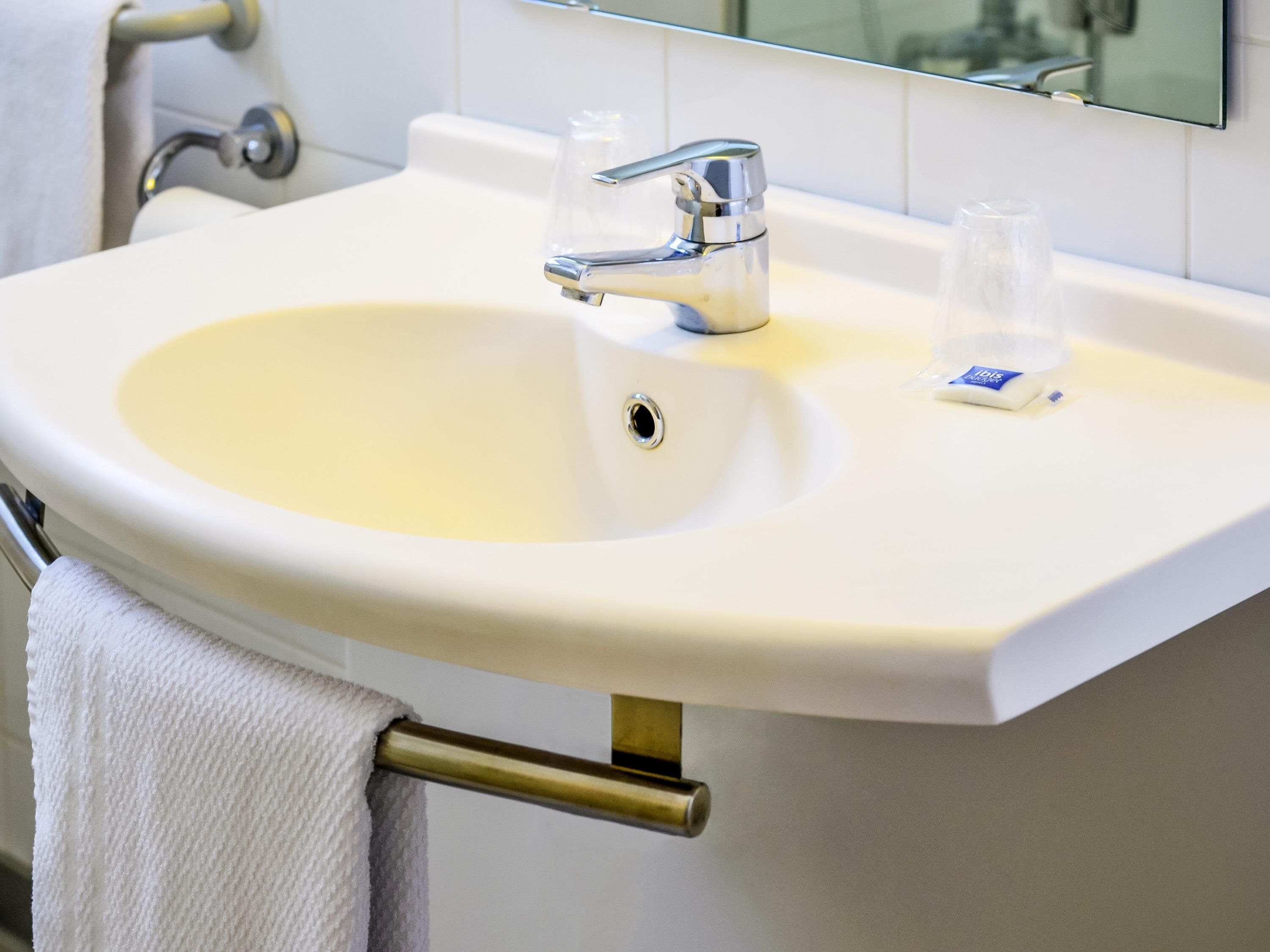 Een bureau, verduisterende gordijnen, geluiddichte muren