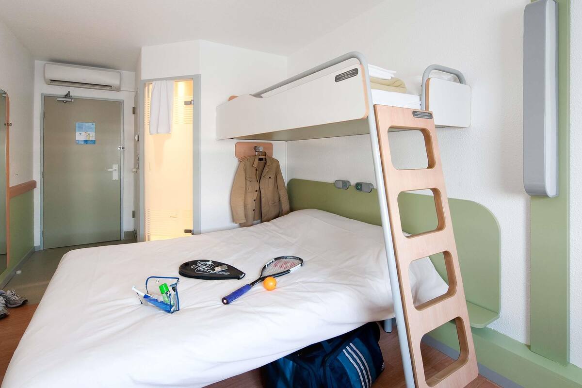 Quarto triplo, vƔrias camas | 1 quarto, individualmente mobiliados, escrivaninha, Wi-Fi de cortesia