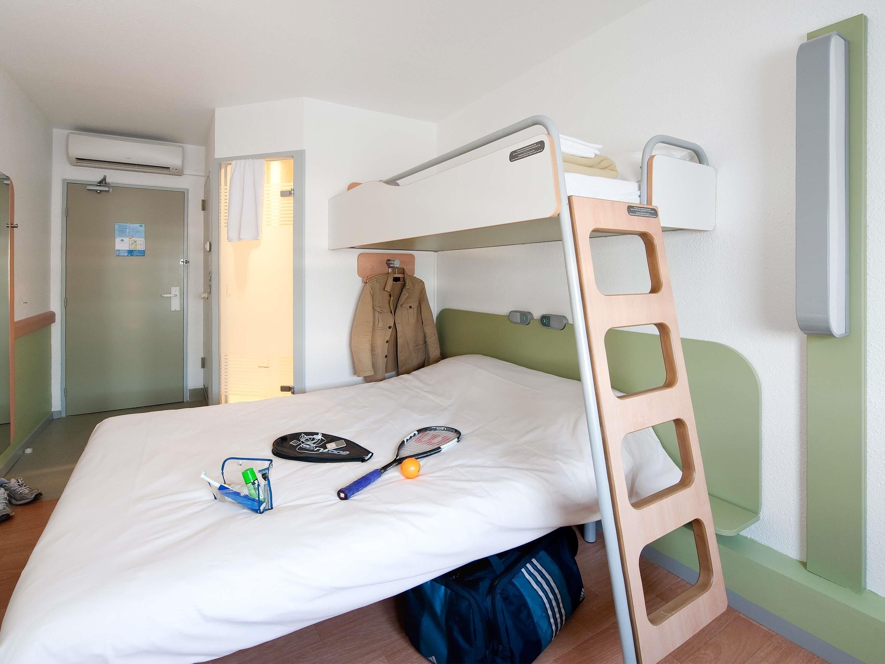 Habitación triple, varias camas | Muebles diferentes, escritorio, wifi gratis y ropa de cama 