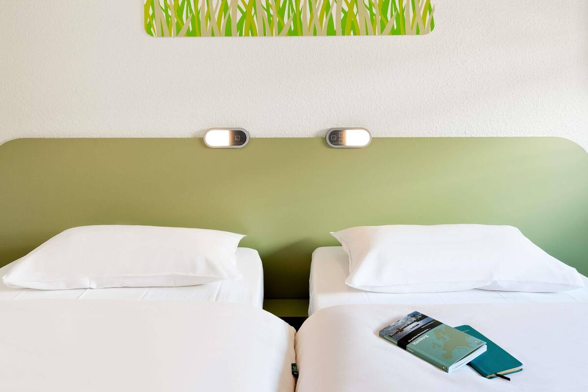 Quarto duplo, 2 camas de solteiro | 1 quarto, individualmente mobiliados, escrivaninha, Wi-Fi de cortesia