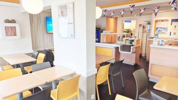 Petit déjeuner buffet servi tous les jours en supplément