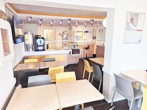 Desayuno buffet diario (EUR 8.90 por persona)