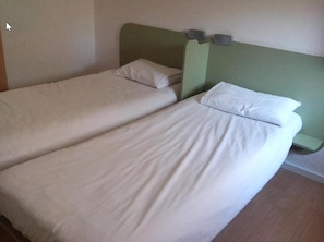 Quarto triplo, vƔrias camas | 1 quarto, individualmente mobiliados, escrivaninha, Wi-Fi de cortesia