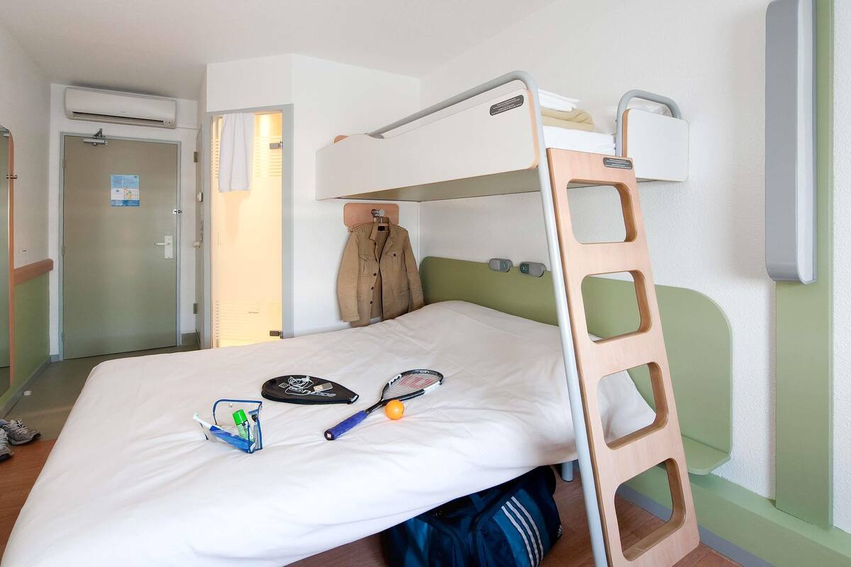 Chambre Triple, plusieurs lits | Ameublement personnalisé, bureau, Wi-Fi gratuit, draps fournis