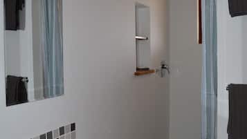 Camera doppia | Bagno | Doccia, set di cortesia gratuito, asciugacapelli, asciugamani