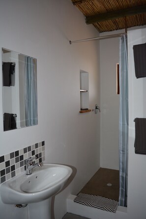 Double Room | Bathroom | Shower, free toiletries, hair dryer, towels - Travellers Rest (Prince Albert)
