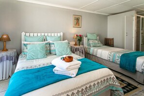 Room 2 | Egyptian cotton sheets, premium bedding, down duvets, pillow-top beds - Langenhoven B and B (Oudtshoorn)