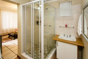 Room 7 | Badkamer | Een douche, een regendouche, gratis toiletartikelen, een haardroger