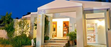 Fachada de la propiedad por la tarde o noche