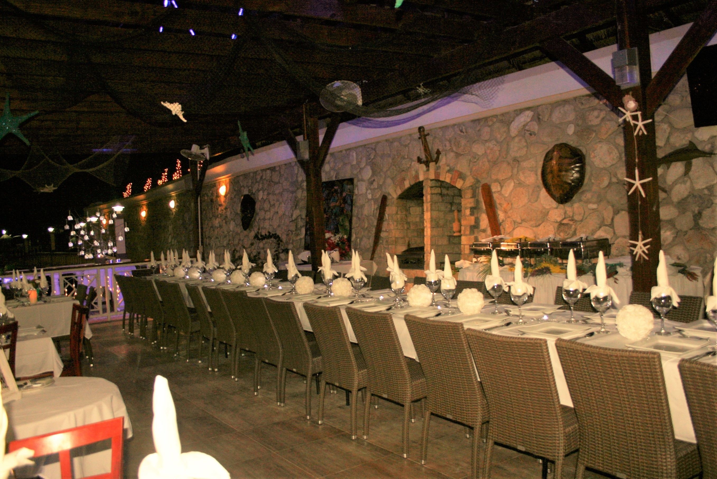 3 restaurants, breakfast, lunch, dinner served; international cuisine