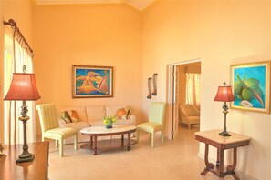 Luxury Suite, 1 King Bed | Living room