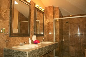 Suite luxueuse, 1 très grand lit | Salle de bain | Douche, serviettes fournies