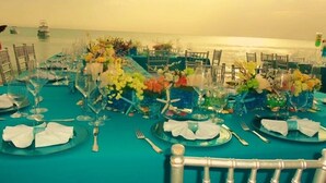 A table set for a meal with a view of the sea. - Abaka Bay Resort (Ile-a-Vache)