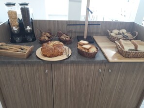 Café da manhã com buffet todos os dias (EUR 10 por pessoa)