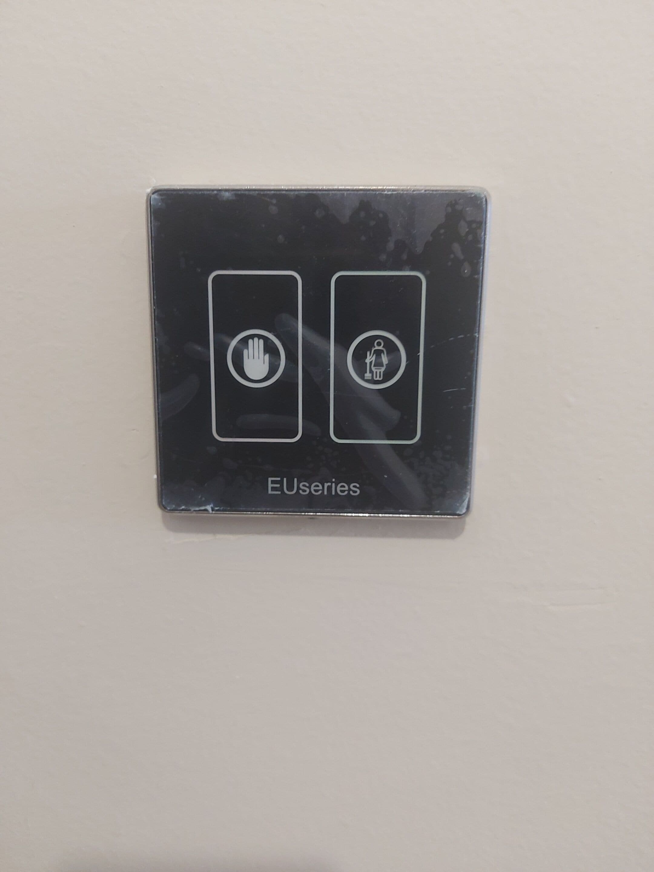 Een zwarte vierkant met twee witte iconen: een hand en een persoon die toilet gebruikt. De tekst 'EUseries' is onderaan zichtbaar.