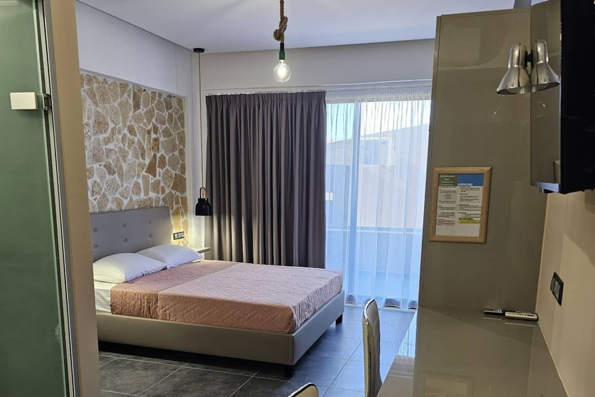 1 Schlafzimmer, hochwertige Bettwaren, Zimmersafe, individuell dekoriert