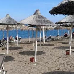 Una spiaggia nelle vicinanze, lettini da mare, ombrelloni