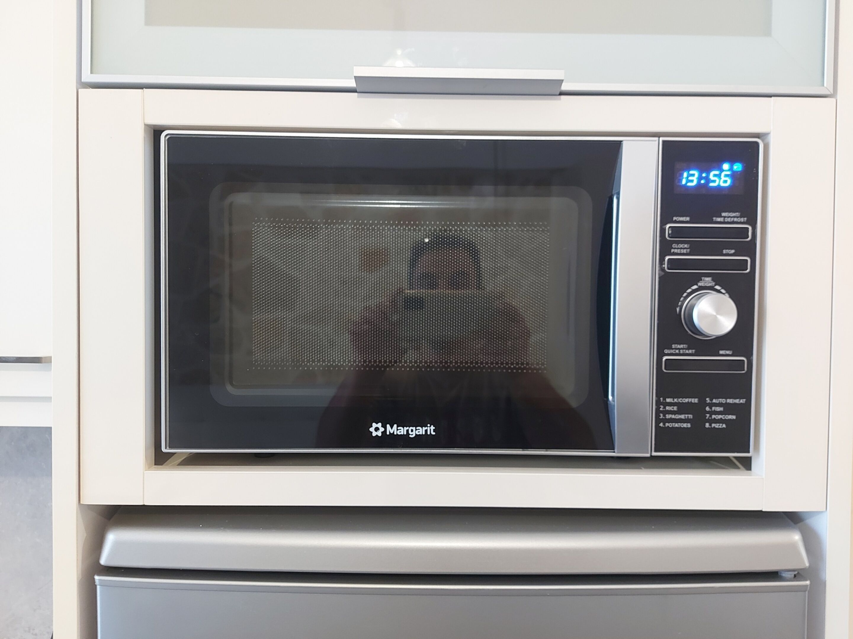 Un four à micro-ondes doté d’un écran numérique, d’un panneau de commande et portant la marque « Margarit ».