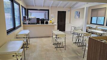 Desayuno buffet diario (EUR 10 por persona)