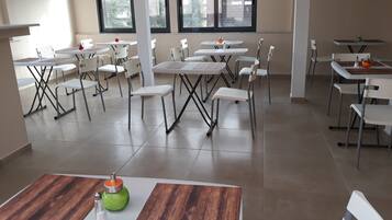 Desayuno buffet diario (EUR 10 por persona)