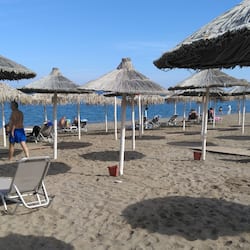 Una spiaggia nelle vicinanze, lettini da mare, ombrelloni