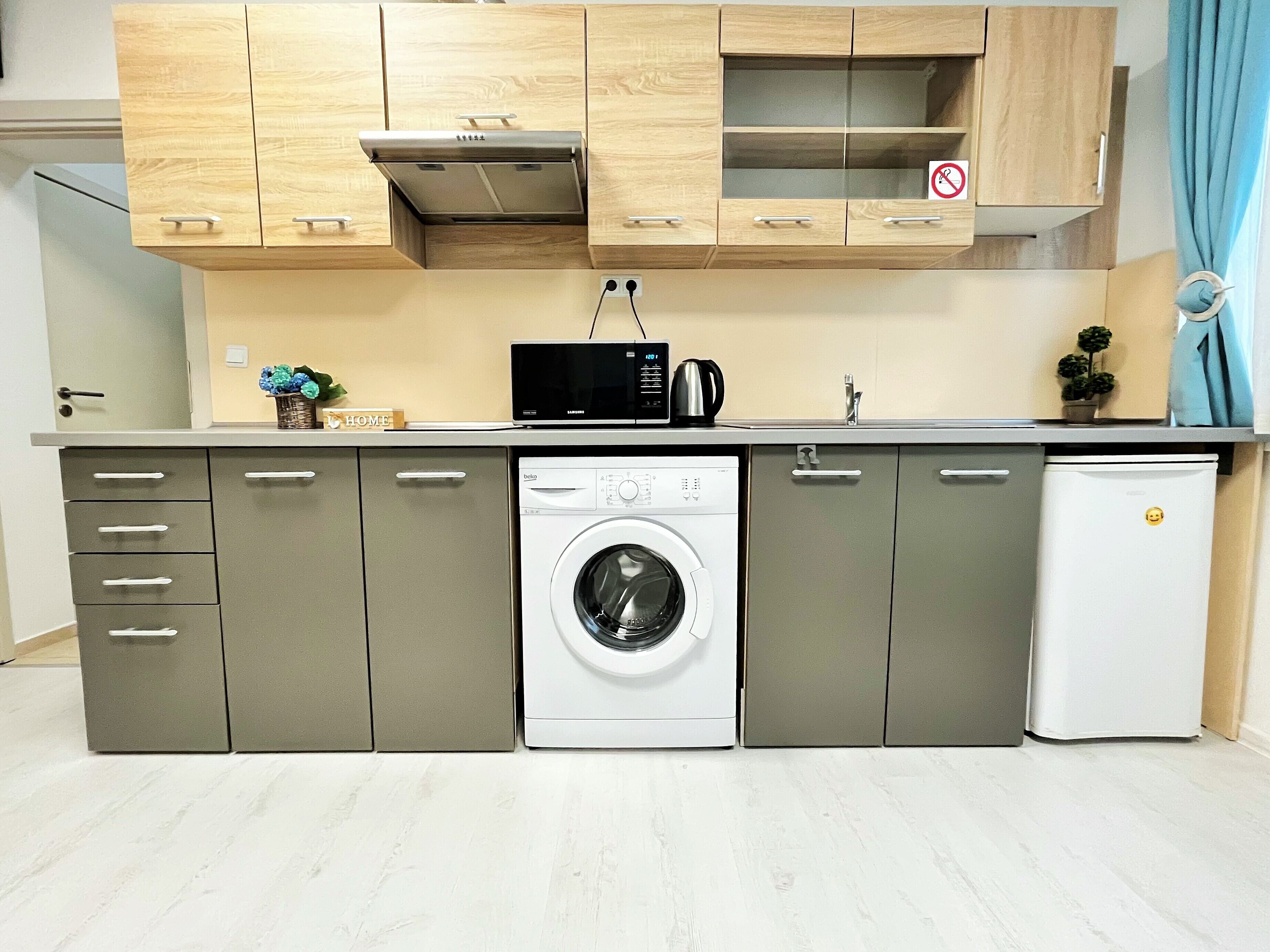 deluxe apartment, 1 bedroom (varna, bul. tzar osvoboditel 23b) | private kitchen | fridge, stovetop, coffee/tea maker, electric kettle