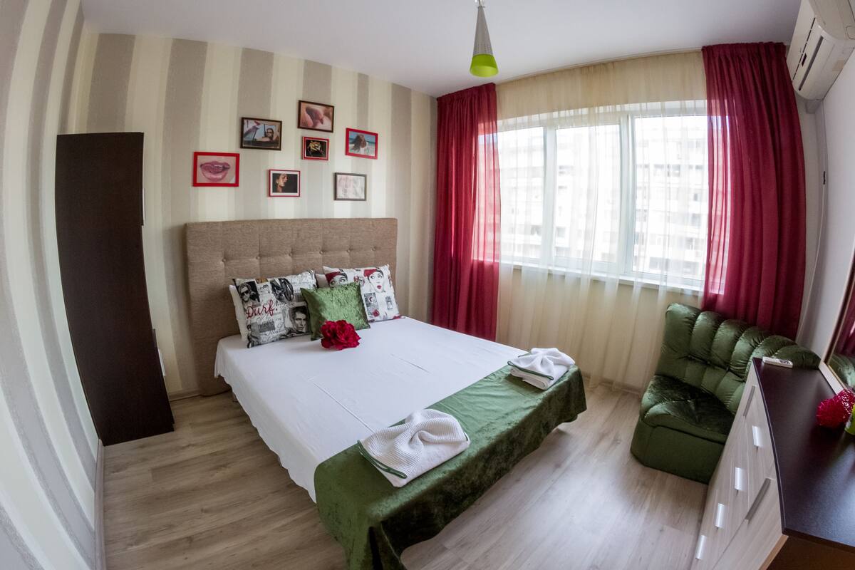 Căn hộ Deluxe, 2 phòng ngủ (Varna, bul. General Kolev 75B) | Trang trí khác biệt, trang bị nội thất với thiết kế riêng biệt, bàn