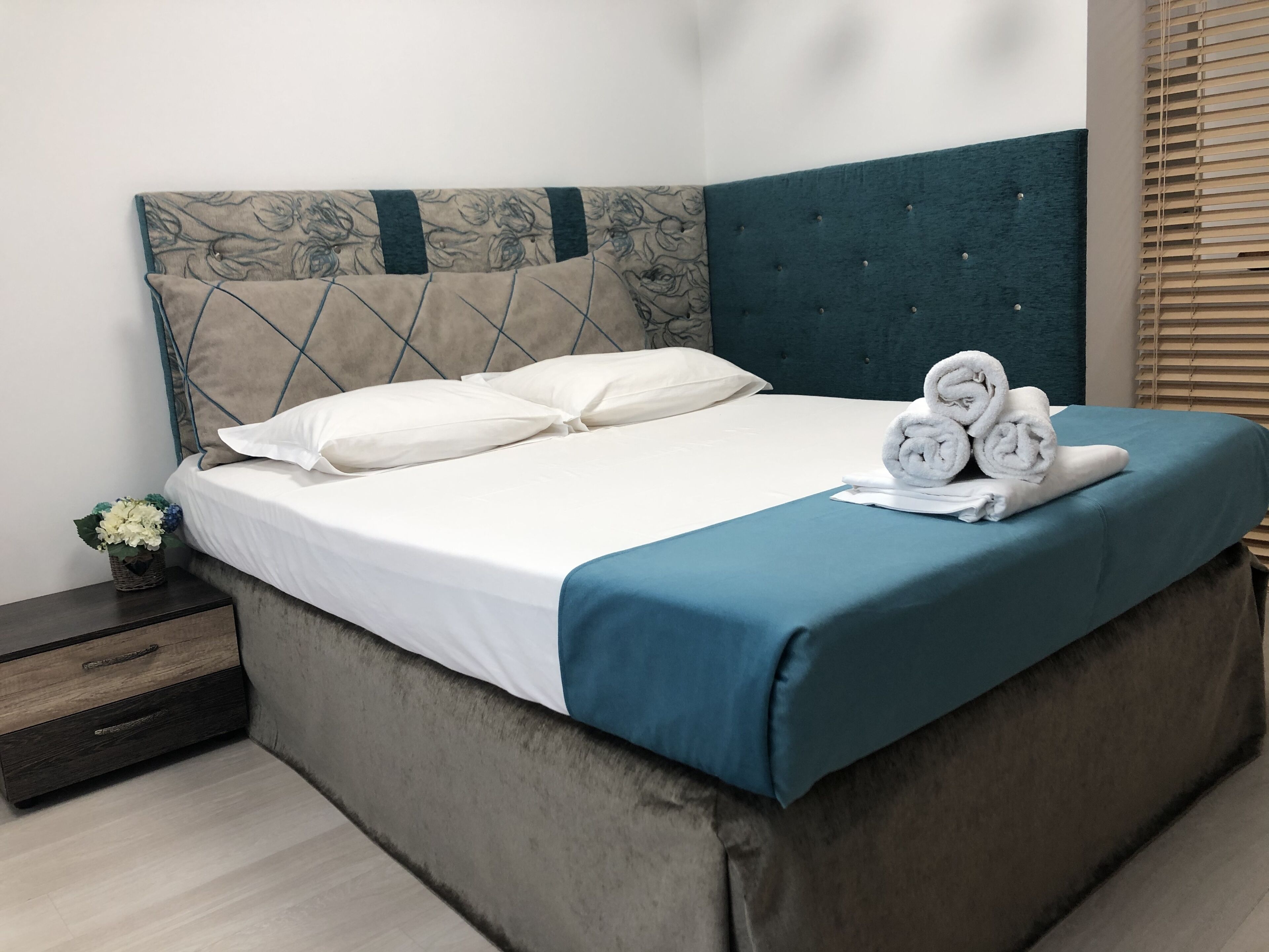 executive studio (varna, bul. tzar osvoboditel 23b) | individually decorated, individually furnished, desk, soundproofing