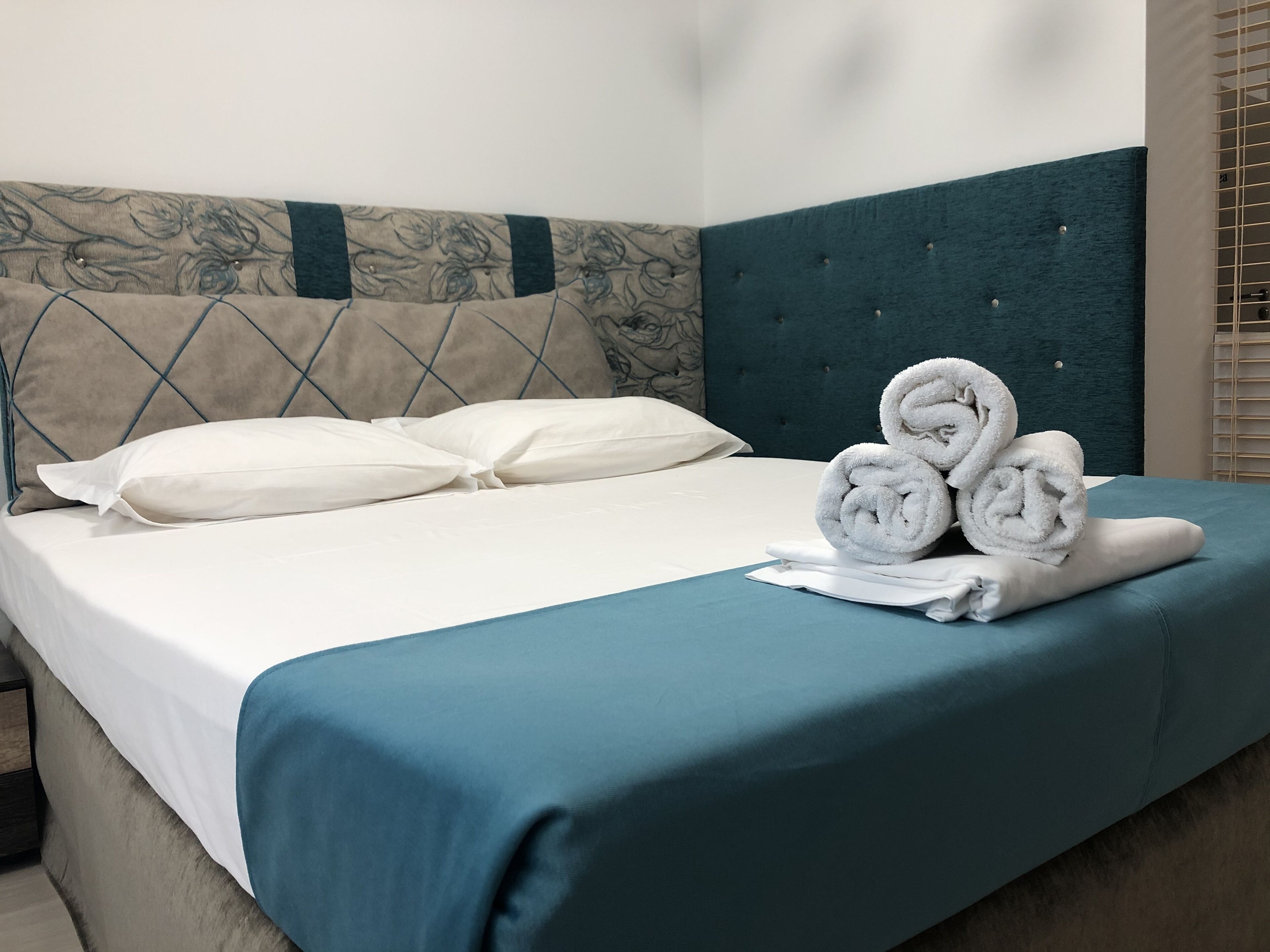 executive studio (varna, bul. tzar osvoboditel 23b) | individually decorated, individually furnished, desk, soundproofing