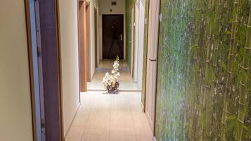 Departamento Deluxe, 2 habitaciones (Varna, bul. General Kolev 75B) | Área de sala de estar | Televisión