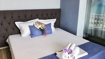 Departamento de diseñador, 2 habitaciones, vista al mar (Varna, Makedonia 35) | Decoración personalizada, muebles diferentes y escritorio