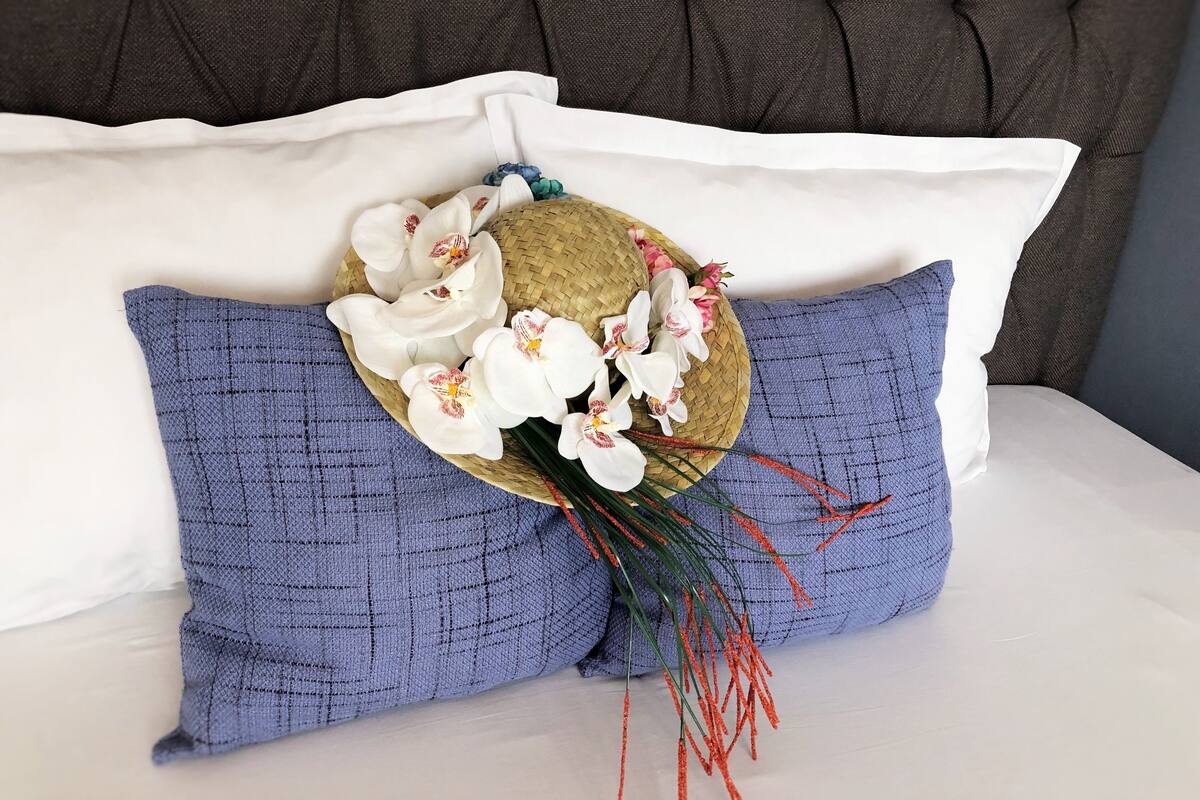 Căn hộ có thiết kế đặc sắc, 2 phòng ngủ, quang cảnh biển (Varna, Makedonia 35) | Trang trí khác biệt, trang bị nội thất với thiết kế riêng biệt, bàn