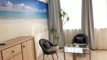 Estudio ejecutivo (Varna, bul. Tzar Osvoboditel 23B) | Decoración personalizada, muebles diferentes y escritorio