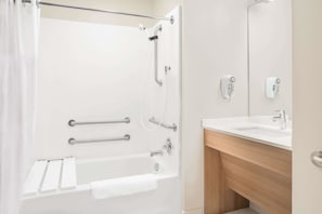 Combined shower/tub, free toiletries, hair dryer, towels - Microtel Inn & Suites by Wyndham Ocean City (Ocean City)