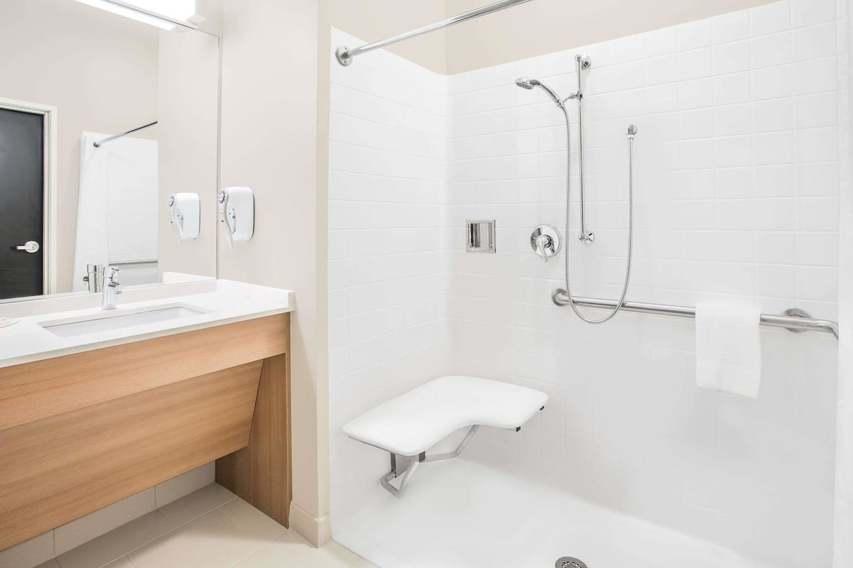 Combined shower/bathtub, free toiletries, hair dryer, towels